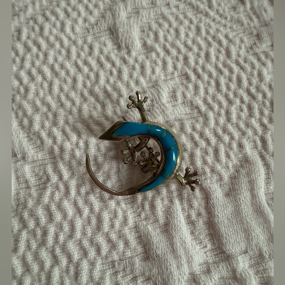 Stylish Silver Gecko Brooch with Blue Accents - Picture 6 of 6
